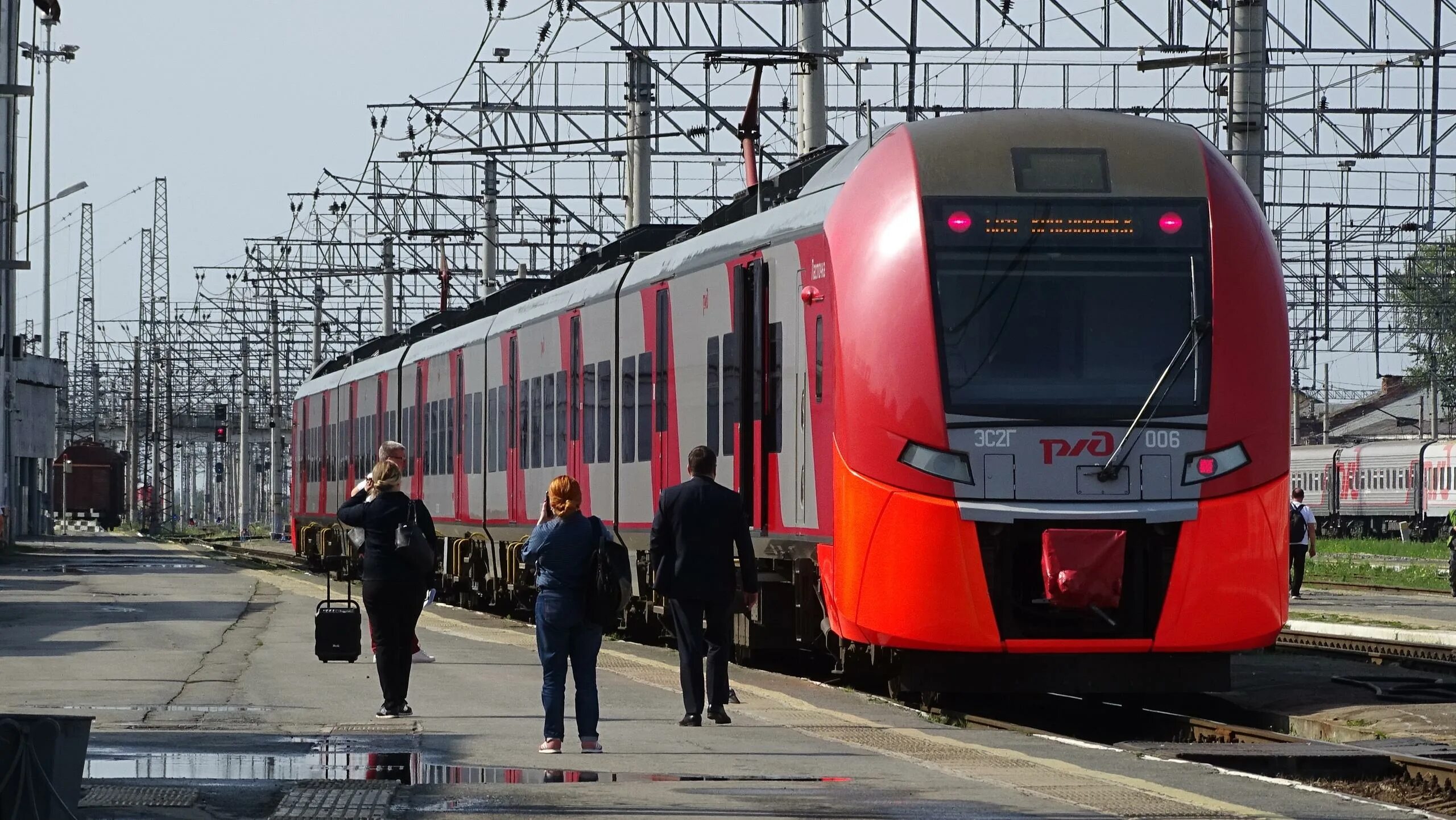 Покажи фото поезда ласточки Билеты на "Ласточку" между Пермью и Екатеринбургом стали дороже, чем на транзитн