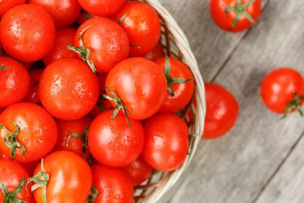 Покажи фото помидора Premium Photo Ripe and juicy cherry tomatoes with drops of moisture in a wicker 