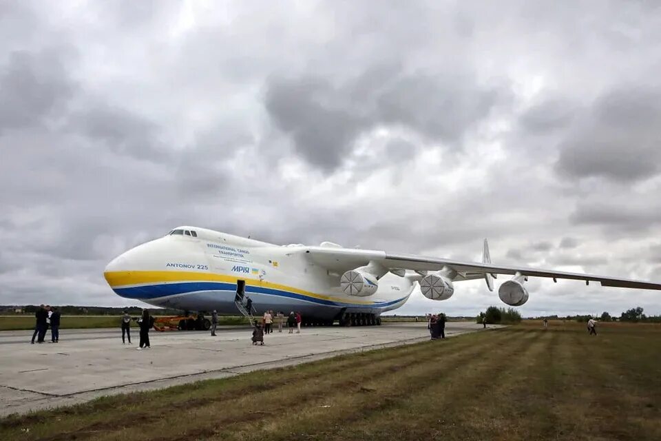 Покажи фото самого большого самолета в мире Укроборонпром: на аэродроме под Киевом уничтожен самый большой в мире грузовой с