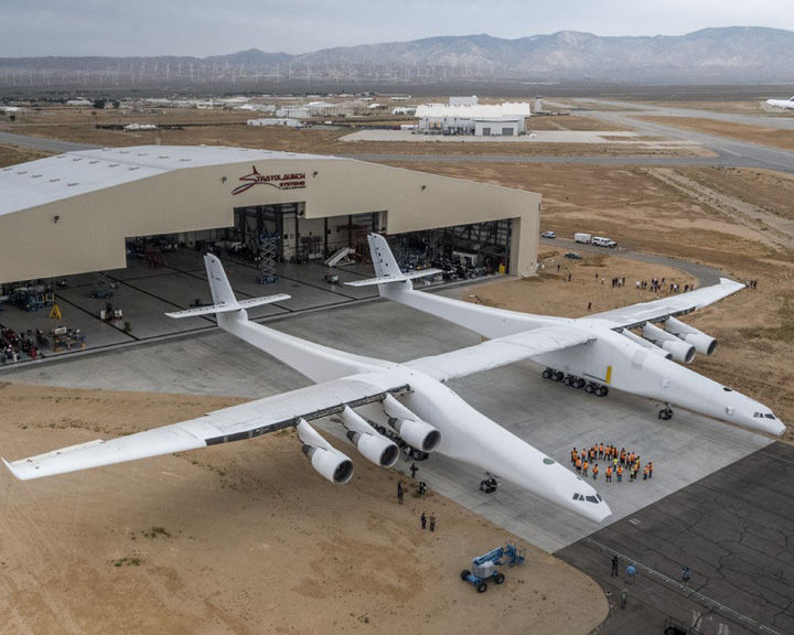 Покажи фото самого большого самолета в мире The World’s Largest Aircraft, Stratolaunch Roc, Makes First Test Fligh