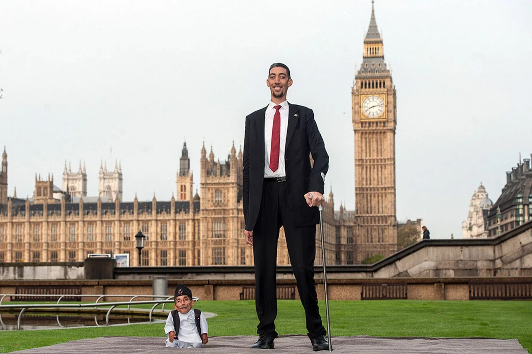 Покажи фото самого высокого человека World's Tallest Man Of Turkey And Shortest Man Of Nepal Met On Thursday The litt