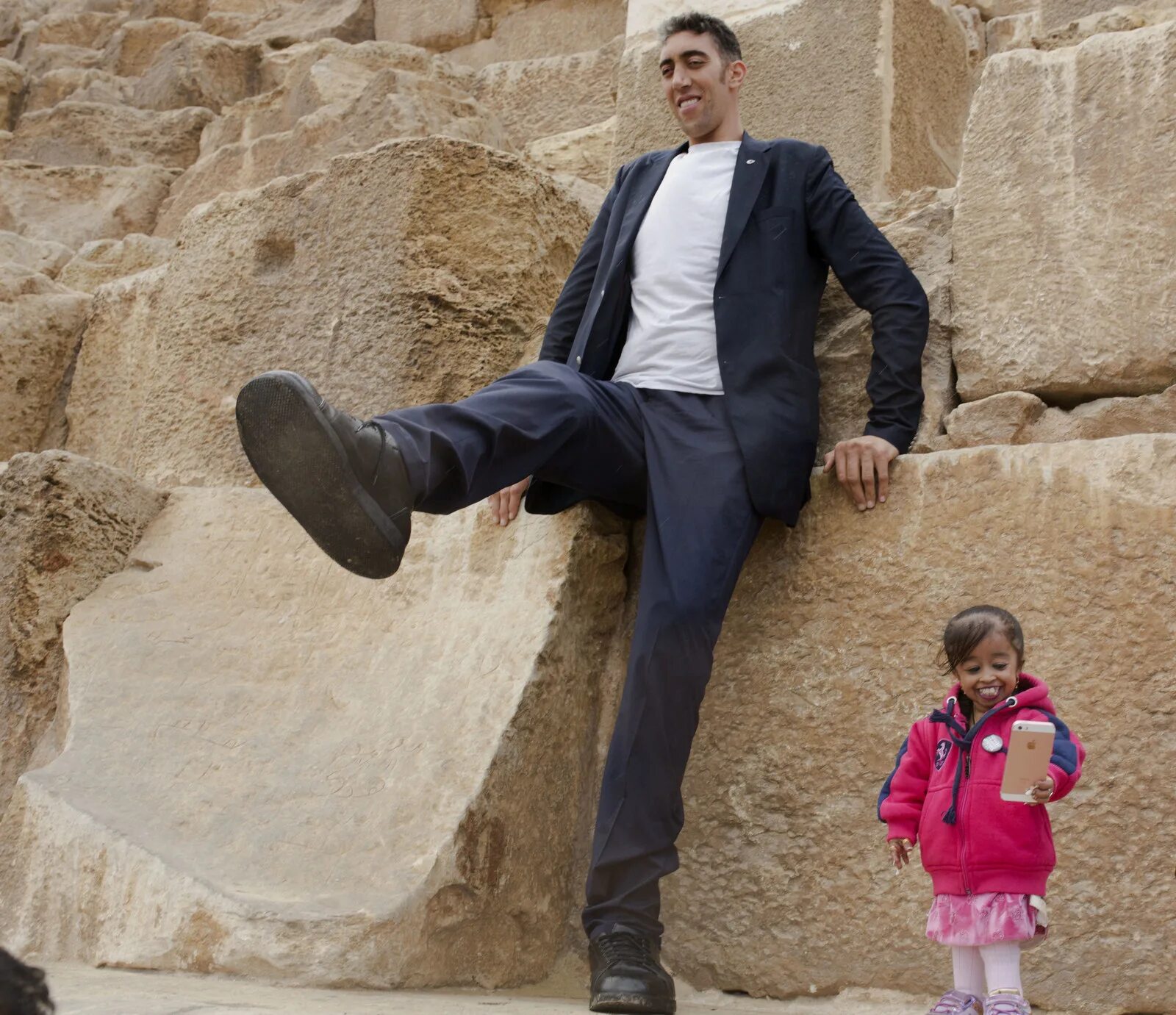 Покажи фото самого высокого человека The World's Tallest Man And Shortest Woman Hung Out At The Pyramids And The Pict