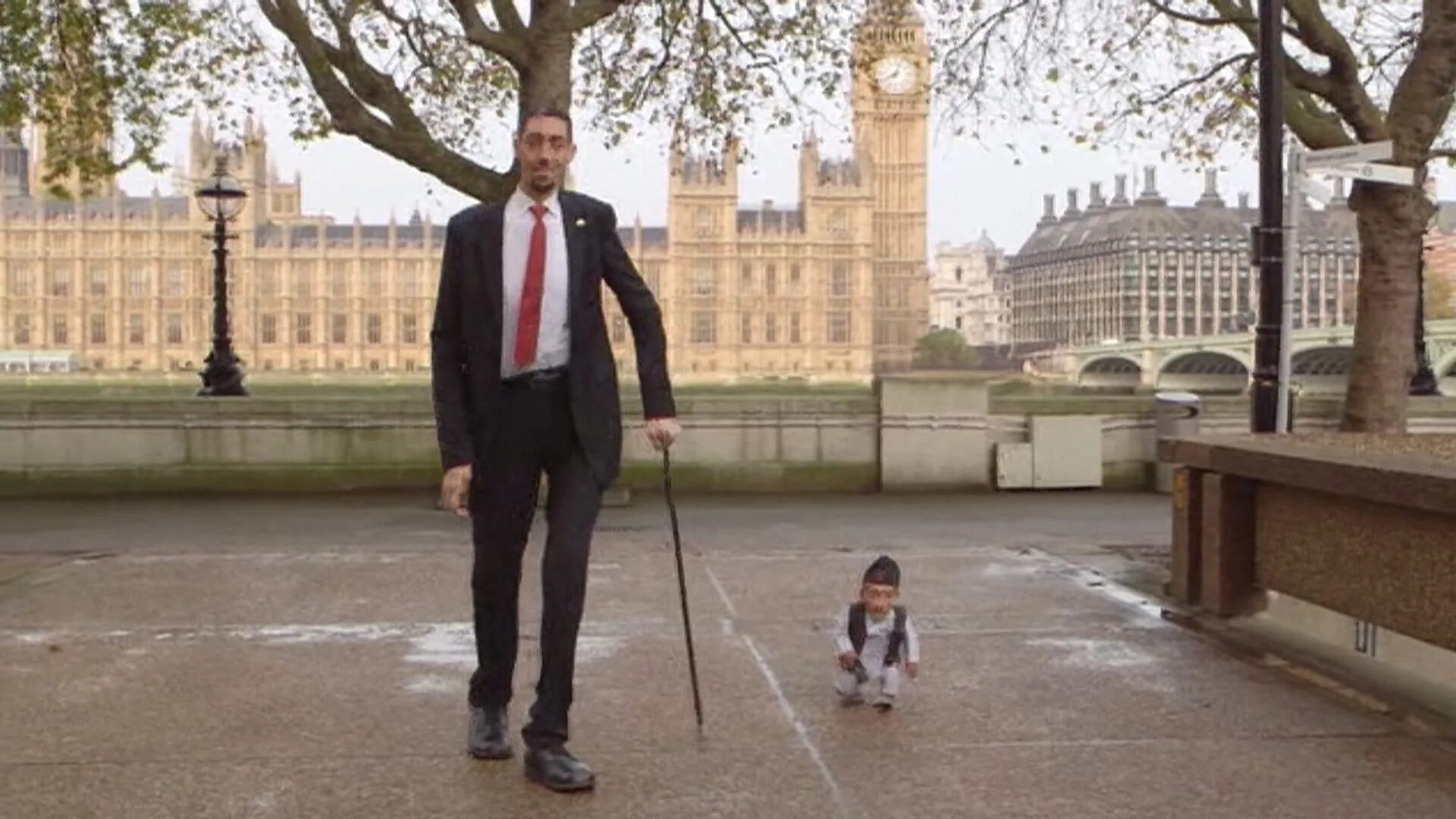 Покажи фото самого высокого человека в мире World's Tallest and Shortest Men Meet in London