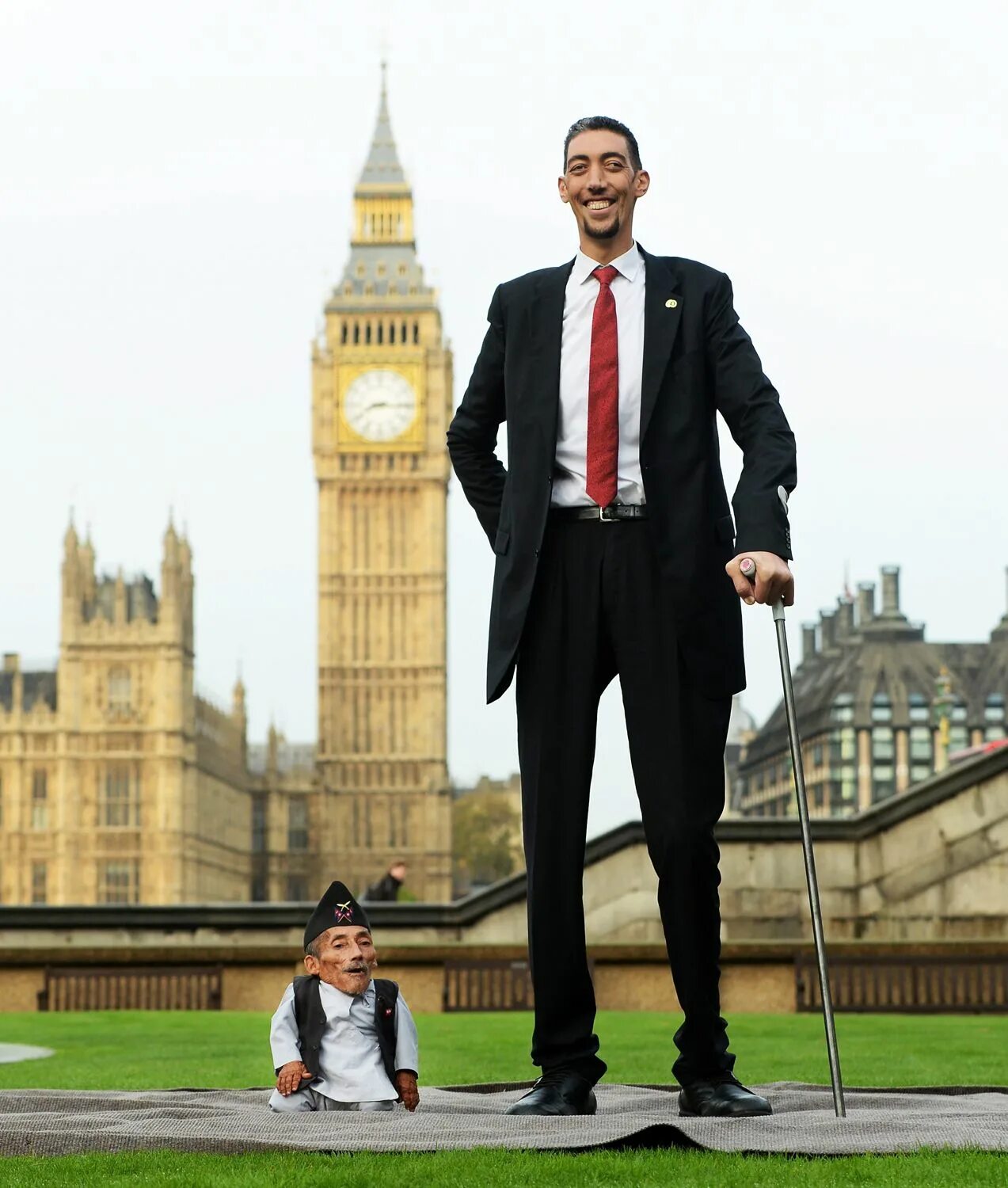 Покажи фото самого высокого человека в мире The world's tallest and shortest men meet Tall guys, Sultan kösen, World