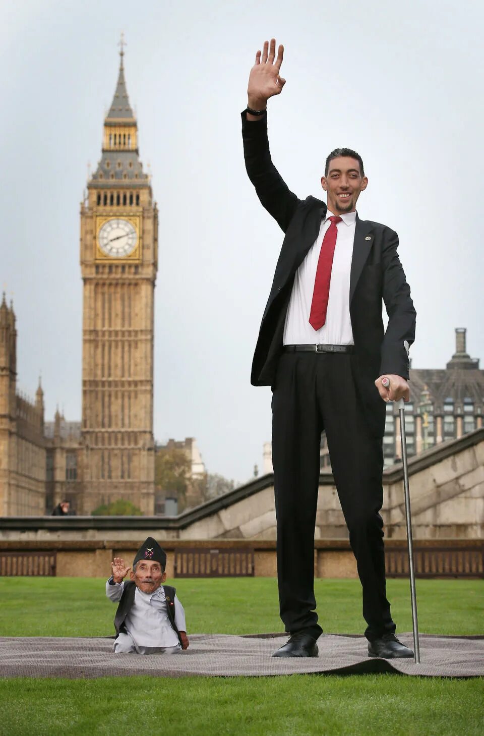 Покажи фото самого высокого человека в мире World's tallest man meets world's smallest man