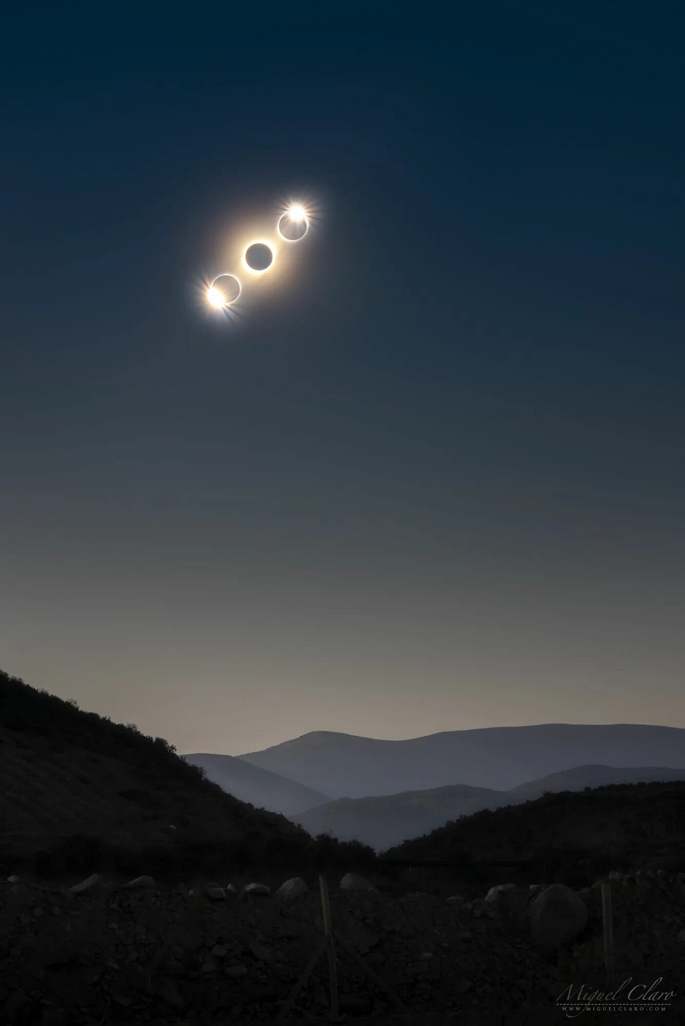 Покажи фото солнечного затмения © Miguel Claro Total Solar Eclipse with Diamond`s Ring above La Serena Mountains