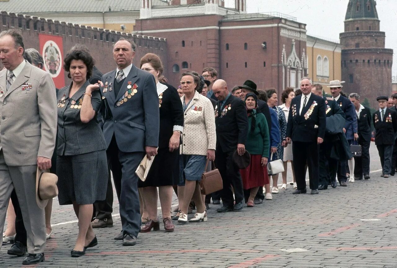 Покажи фото советского союза 30-летие Победы. 9 мая 1975 года. Ветераны Великой Отечественной войны идут к Ма