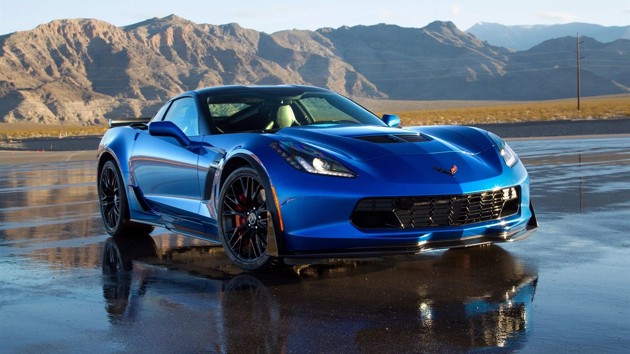 Покажи фото спортивных машин 2014 Chevrolet Corvette C7 синий суперкар Обои 2560x1440 скачать обои Chevrolet 