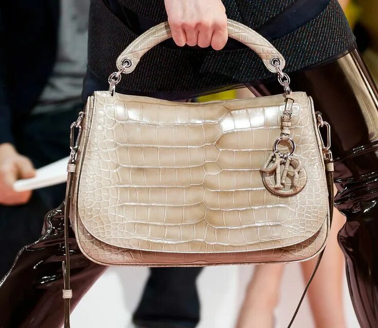 Покажи фото сумки PurseBlog - Designer Handbag News and Reviews Christian dior handbags, Dior hand