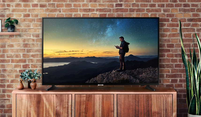 Покажи фото телевизора Телевизор Samsung 43" Crystal UHD 4K Smart TV TU7002 Series 7 Black (UE43TU