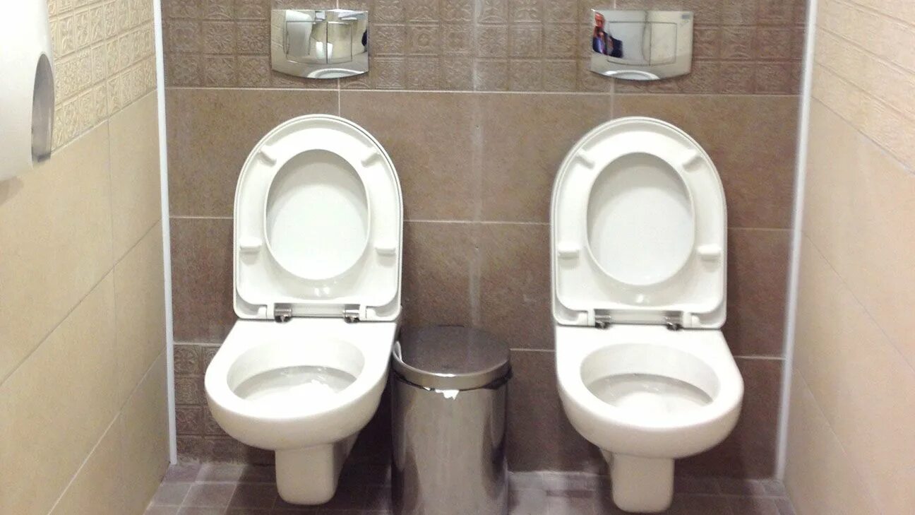 Покажи фото туалет Picture of twin toilets in Sochi goes viral - ESPN