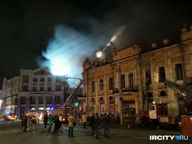 Покажи фото вчера горящего здания в иркутске Площадь горения здания ТЮЗа в Иркутске выросла до 1 тысячи квадратных метров - М