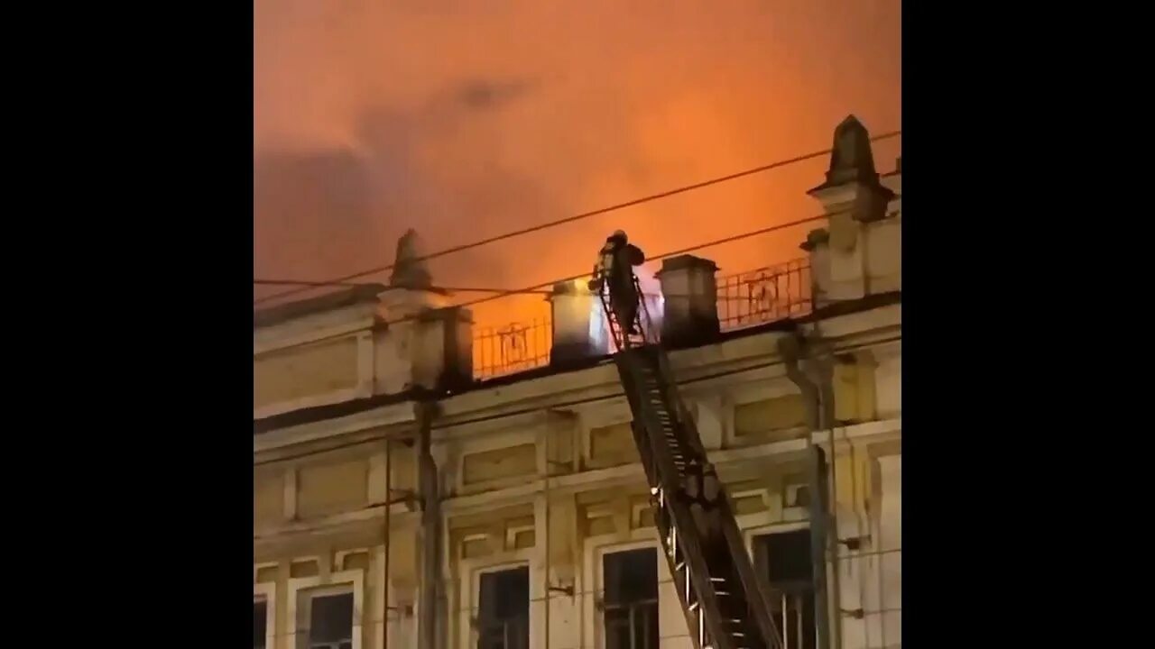 Покажи фото вчера горящего здания в иркутске Fire from a burning building in the centre of Irkutsk has spread to the Theatre 