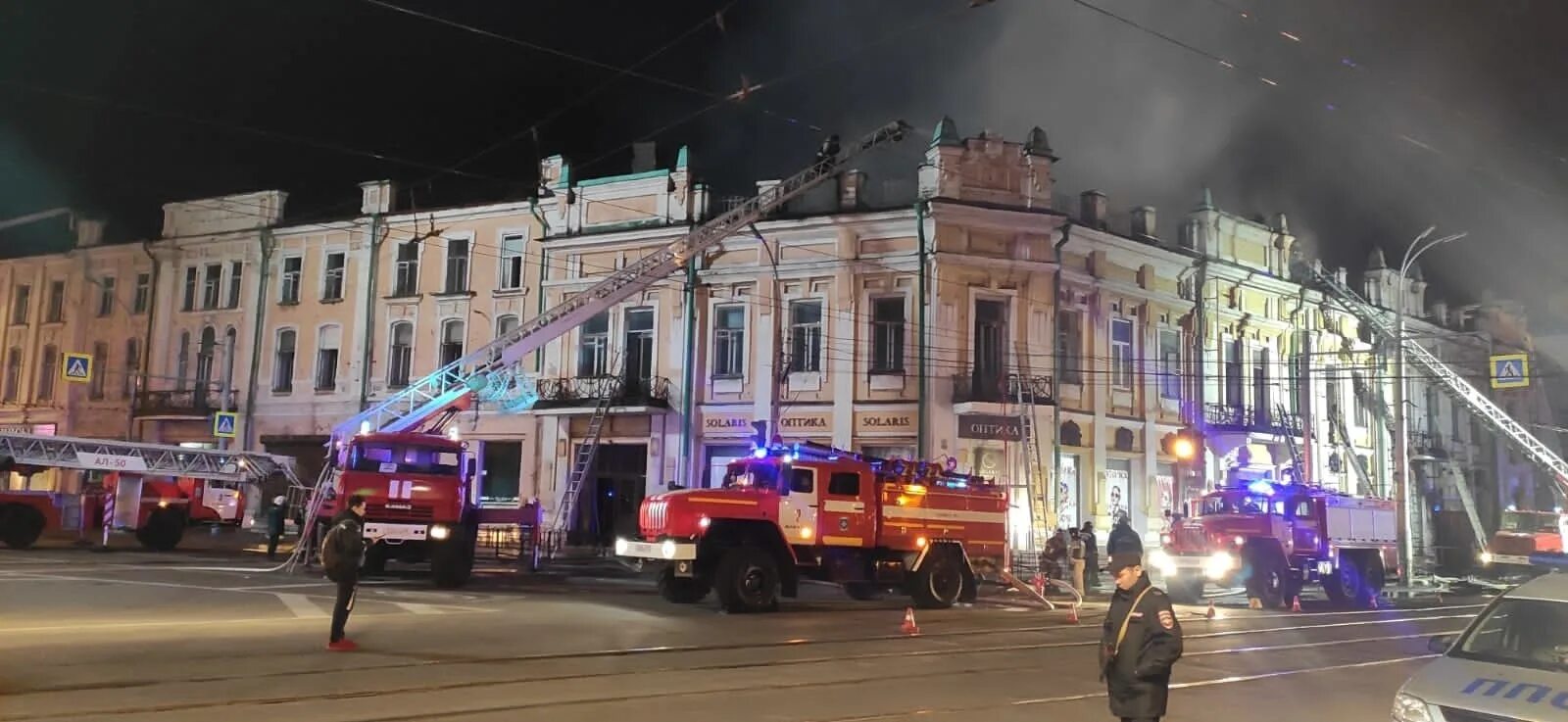 Покажи фото вчера горящего здания в иркутске Пожар на большой площади в городе Иркутске локализован. Работы по ликвидации отк