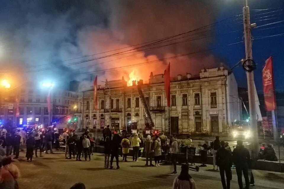 Покажи фото вчера горящего здания в иркутске Поджог стал причиной крупного пожара в здании бывшего ТЮЗа в Иркутске - KP.RU