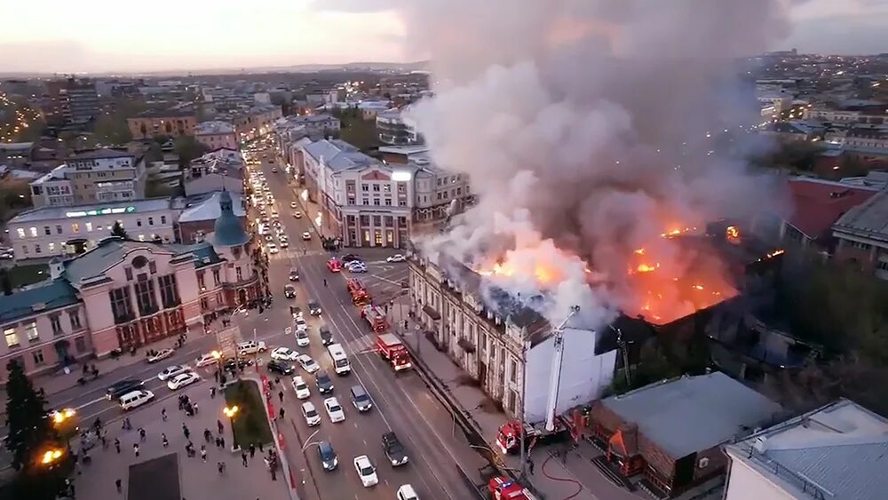 Покажи фото вчера горящего здания в иркутске Огонь перекинулся с заброшенного дома на здание ТЮЗа в Иркутске :: Новости :: ТВ