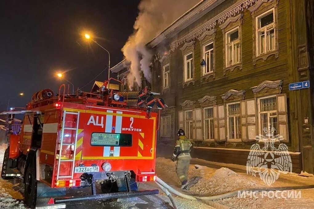 Покажи фото вчера горящего здания в иркутске Жилой дом горел на улице Подгорной в Иркутске - МК Иркутск