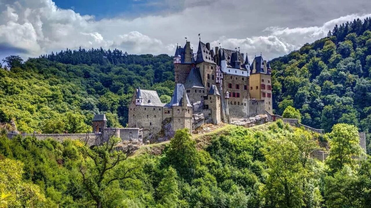 Покажи фото замка Картина на холсте 60x110 LinxOne "Eltz Castle Германия гора" интерьерная для дом