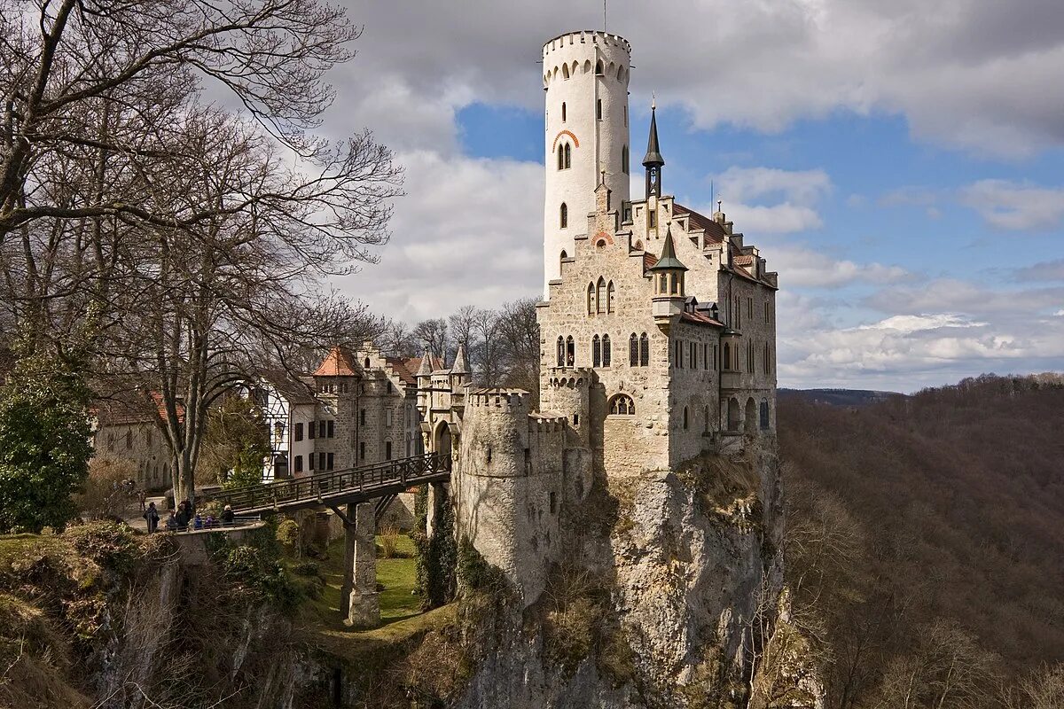 Покажи фото замка Файл:Schloss Lichtenstein 04-2010.jpg - Вікіпедыя