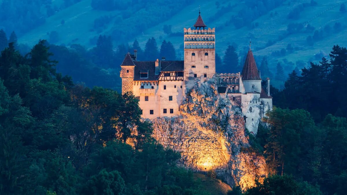 Покажи фото замка Dracula's Castle in Romania Is Now Offering Free Vaccinations to Visitors