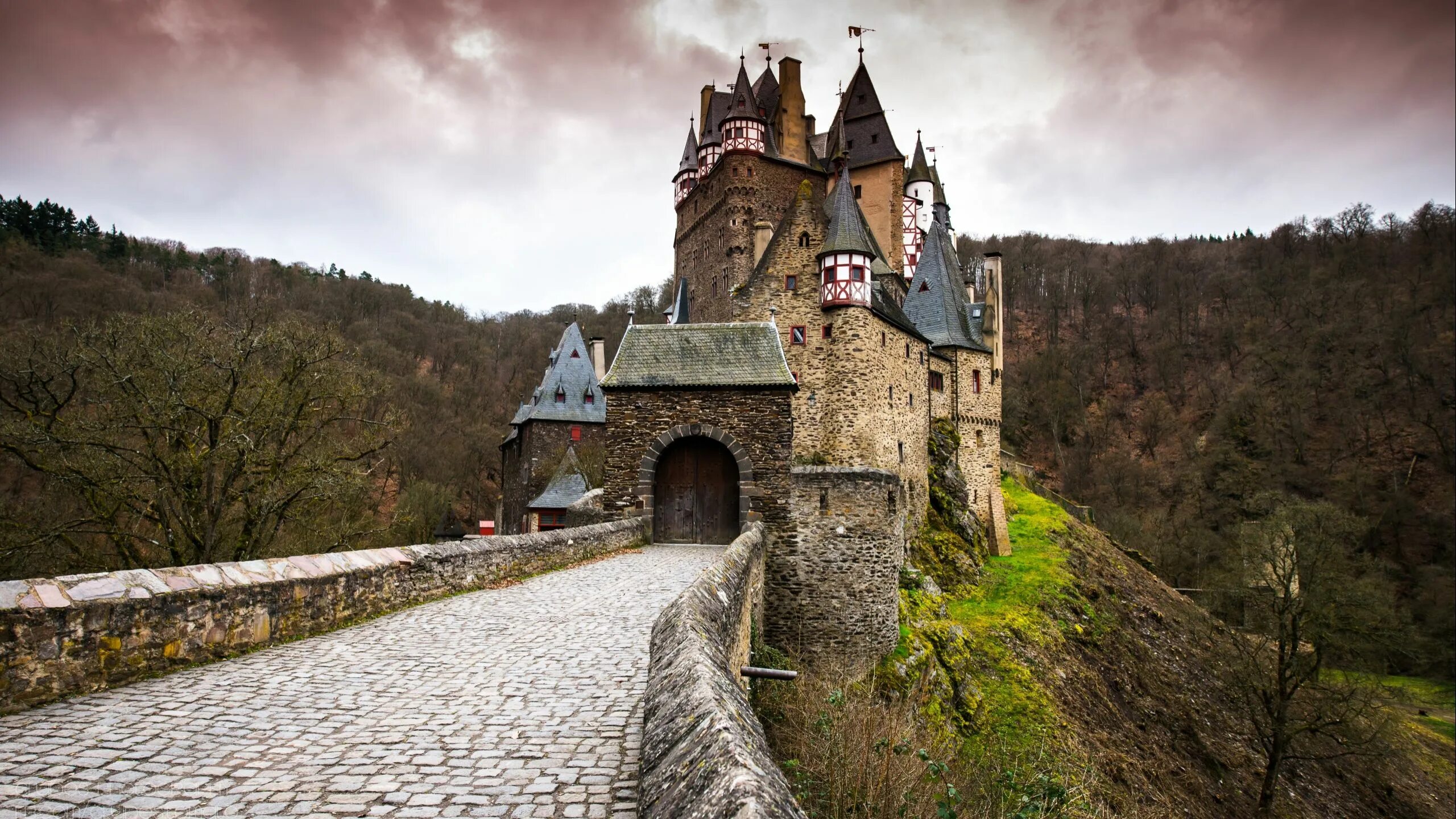 Покажи фото замка Eltz Castle Germany castles, Castle, Burg eltz castle