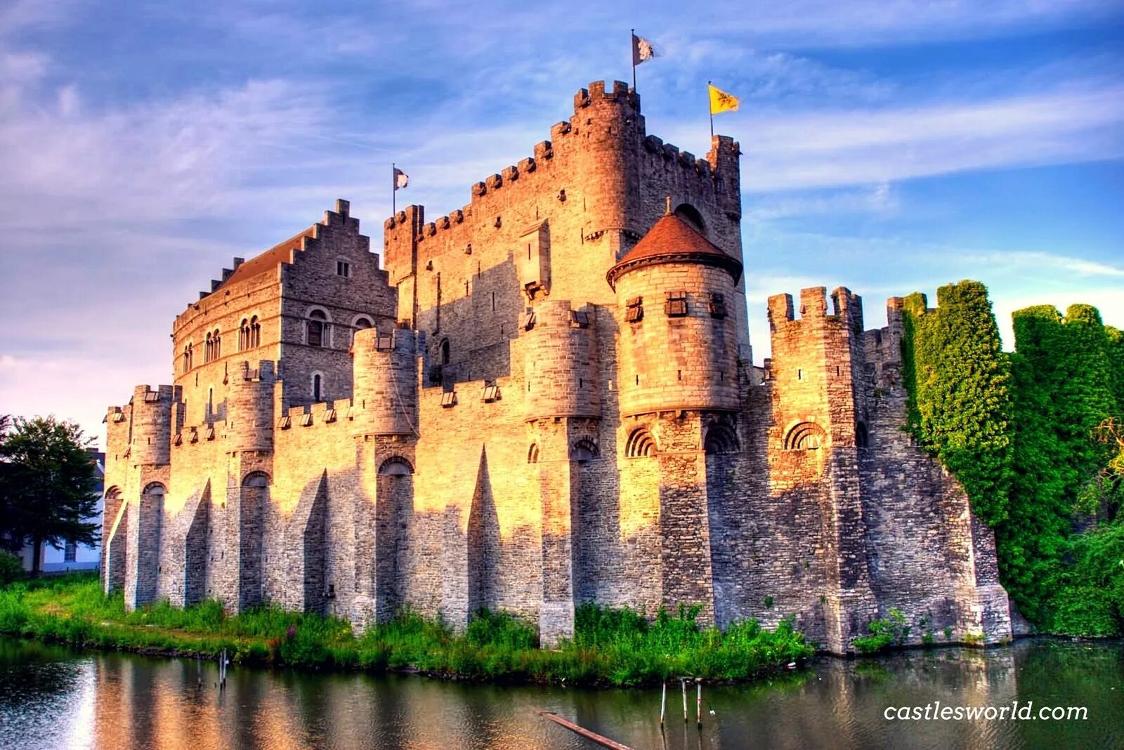 Покажи фото замка Gravensteen, Gent, Belgium An impressive castle that served as the seat of the C