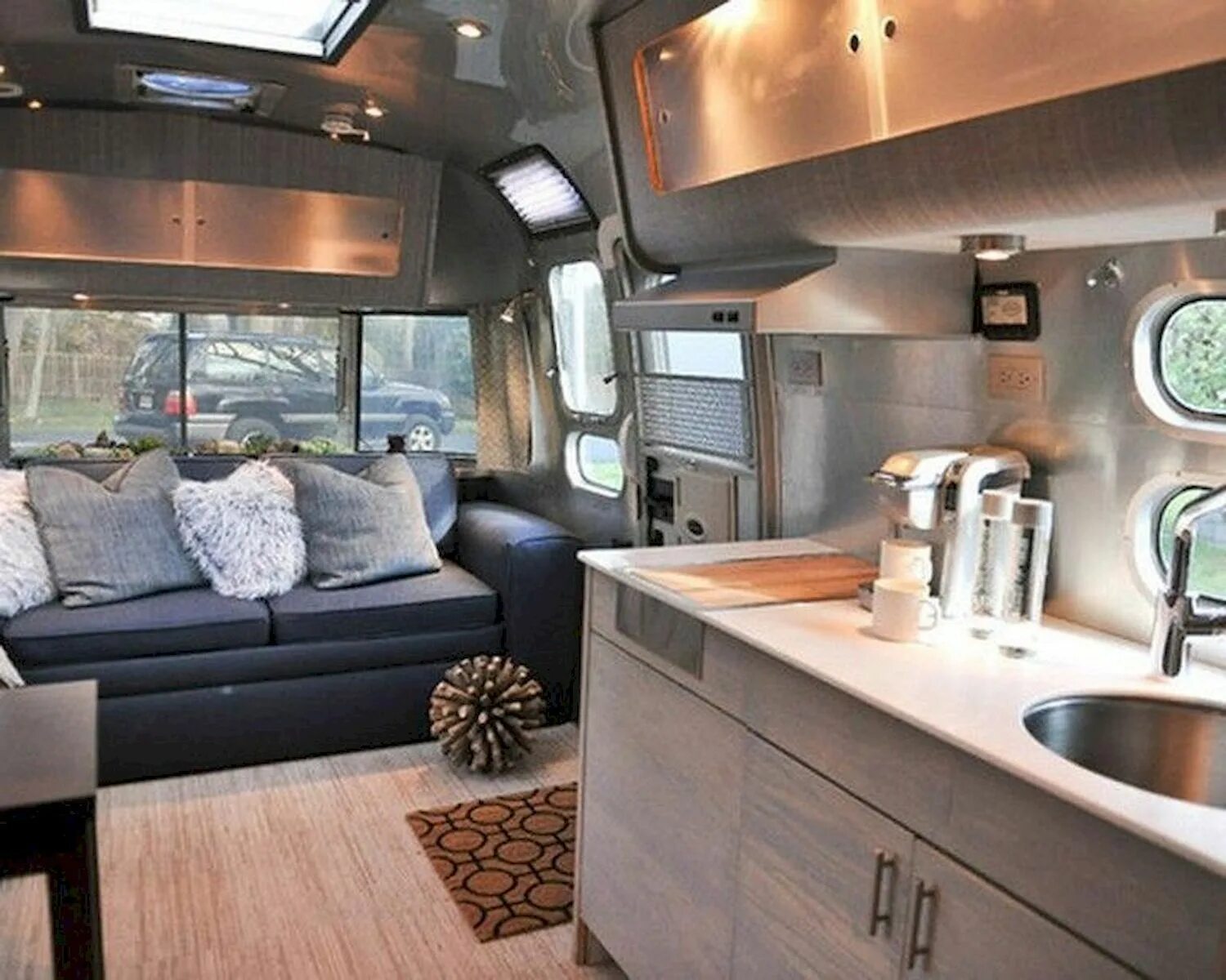 Покажи как выглядит дом на колесах Seamless RV interior style