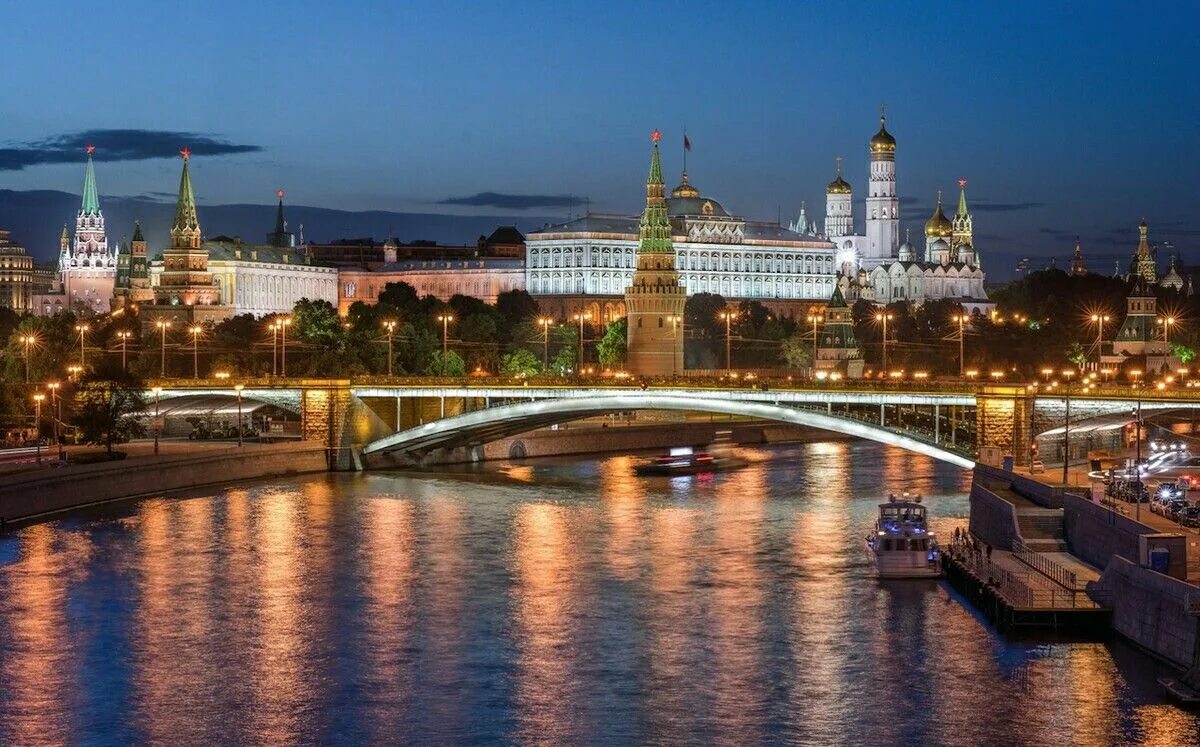 Покажи как выглядит город россия The Kremlin and the bridge, Moscow by Axel Flasbarth Moskau, Foto bilder, Fotos