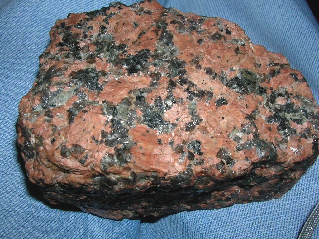 Покажи как выглядит камень гранит File:Rocks - Alkali feldspar granite.JPG - Wikipedia