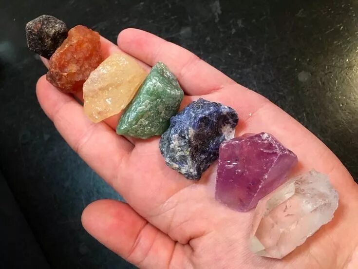 Покажи как выглядит камень веселья Raw Stone 7 Chakra Set Seven Piece Chakra Crystal Kit - Etsy Chakra crystals, Cr