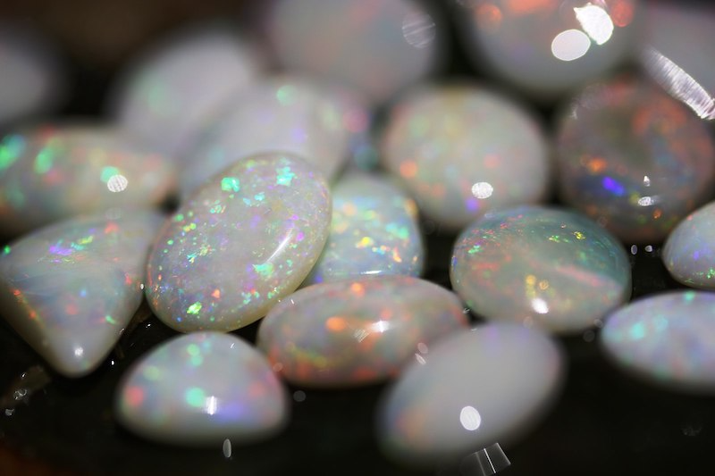 Покажи как выглядит камень веселья October birthstone: Colorful opal and tourmaline