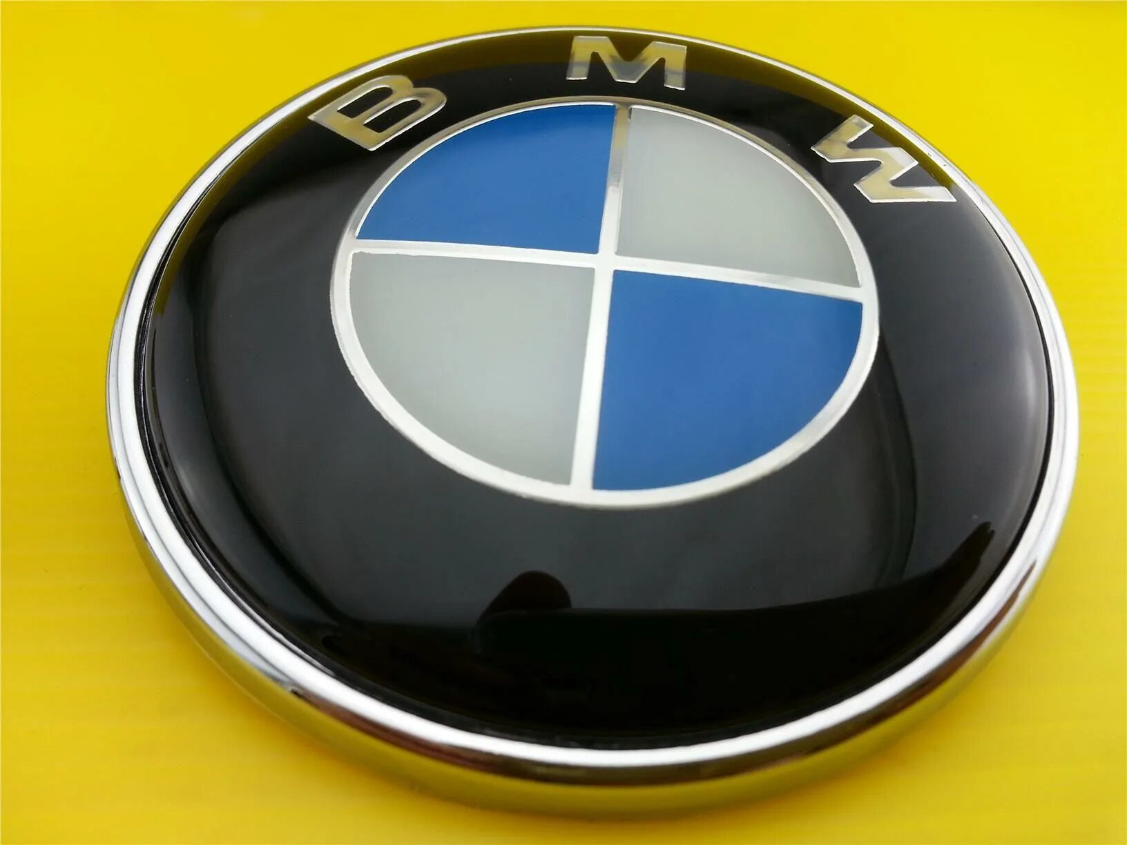 Покажи как выглядит значок бмв New BMW Logo