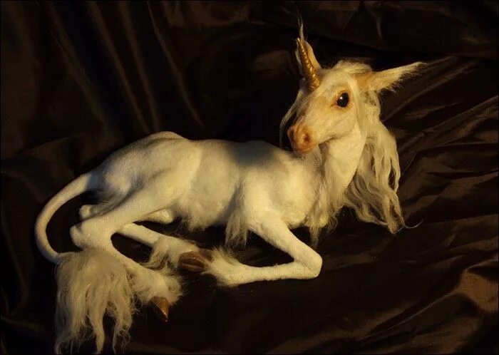 Покажи как выглядят настоящие единороги Creepy and bizarre unicorn sculptures Creepy animals, Unicorn artwork, Magical c