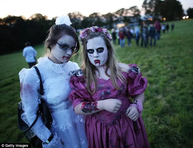 Покажи как выглядят настоящие зомби Zombie nation: More than 2,000 Living Dead descend on a farm in Crawley to set t