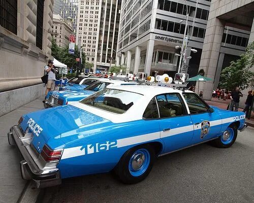 Покажи как выглядят полицейские машины 1976 Pontiac Le Mans NYPD Police Patrol Car Police cars, Police patrol, Police