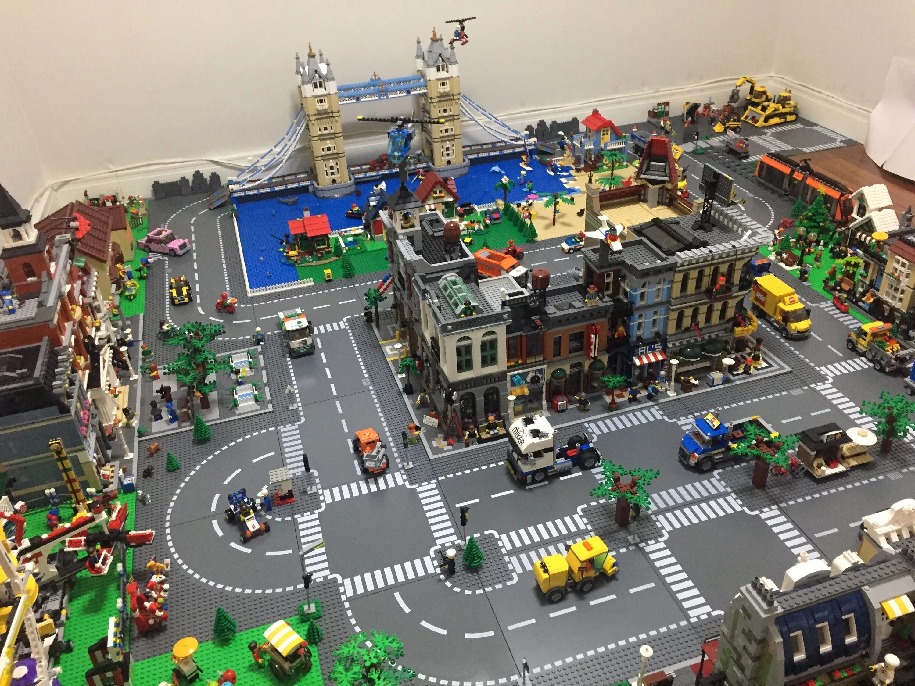 Покажи картинки как выглядит лего город Lego City Display with Cars, Trucks, and People