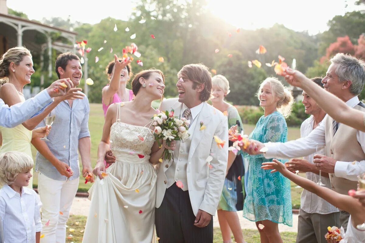 Покажи картинки свадьба Woman defended after 'upstaging bride' with her wedding guest look