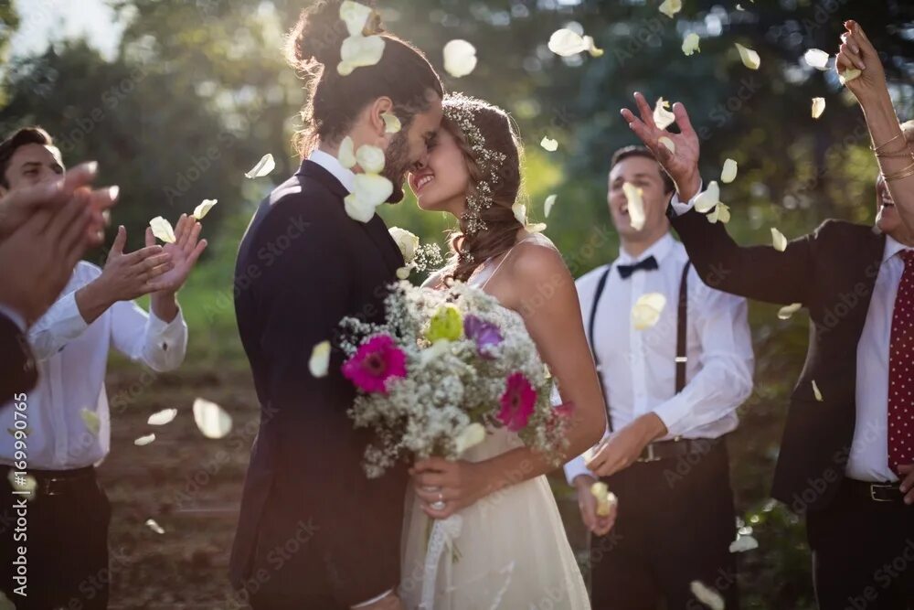 Покажи картинки свадьба Affectionate bride and groom kissing on their wedding day Фотографія Stock Adobe