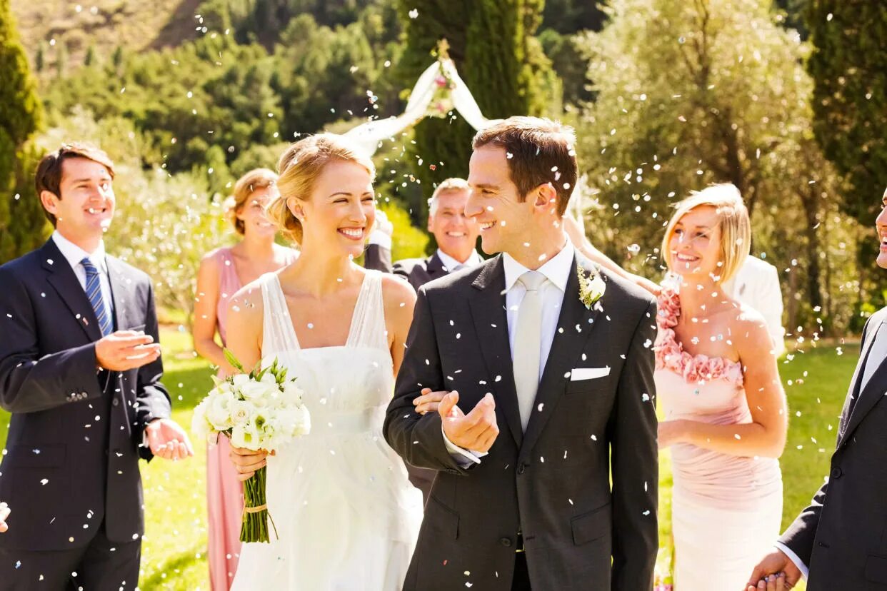 Покажи картинки свадьба Newlyweds form 'throuple' with bridesmaid