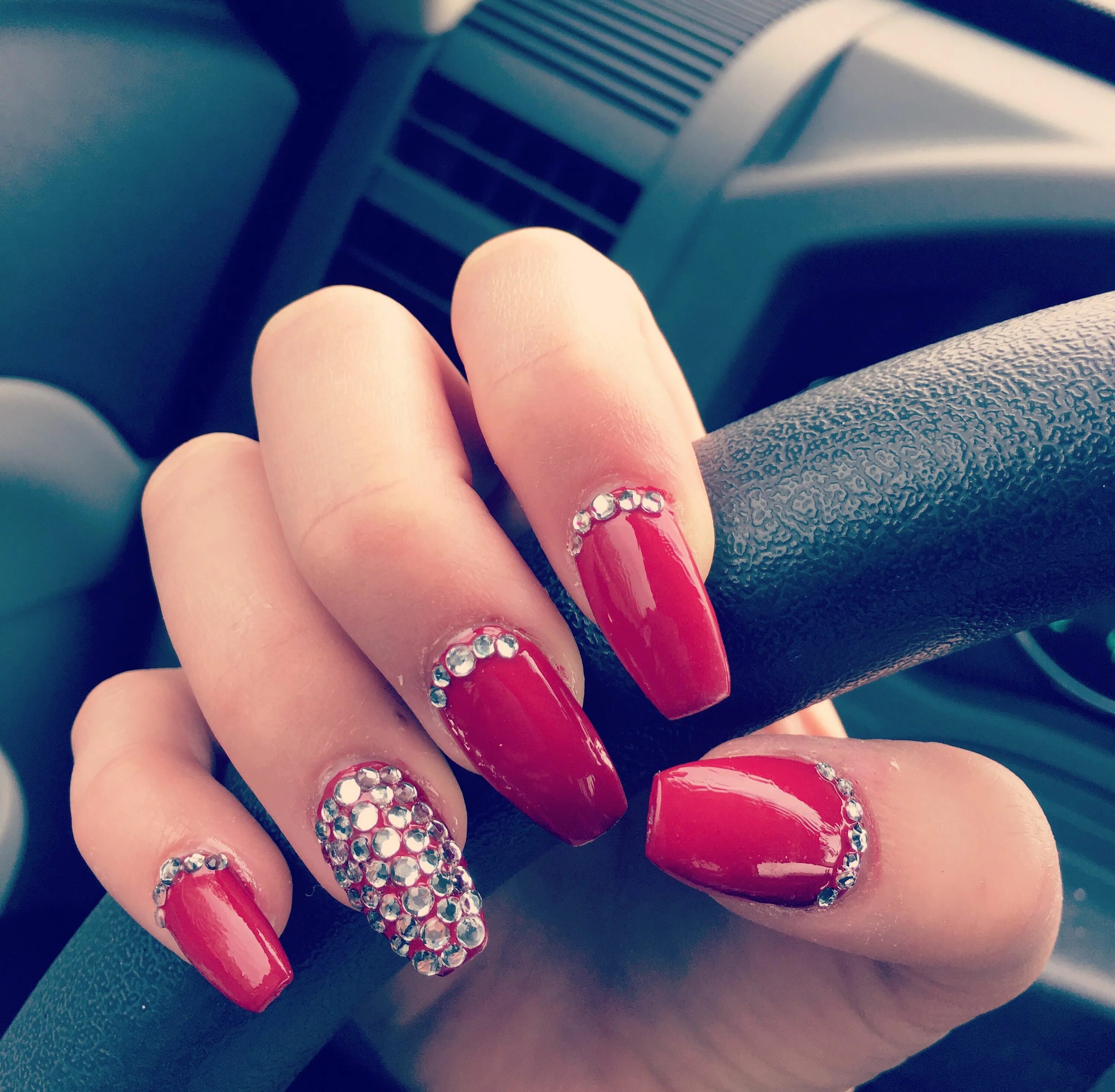 Покажи красивый красный маникюр Loving these nails. #nails #acrylic #red #rhinestones Red acrylic nails, Prom na