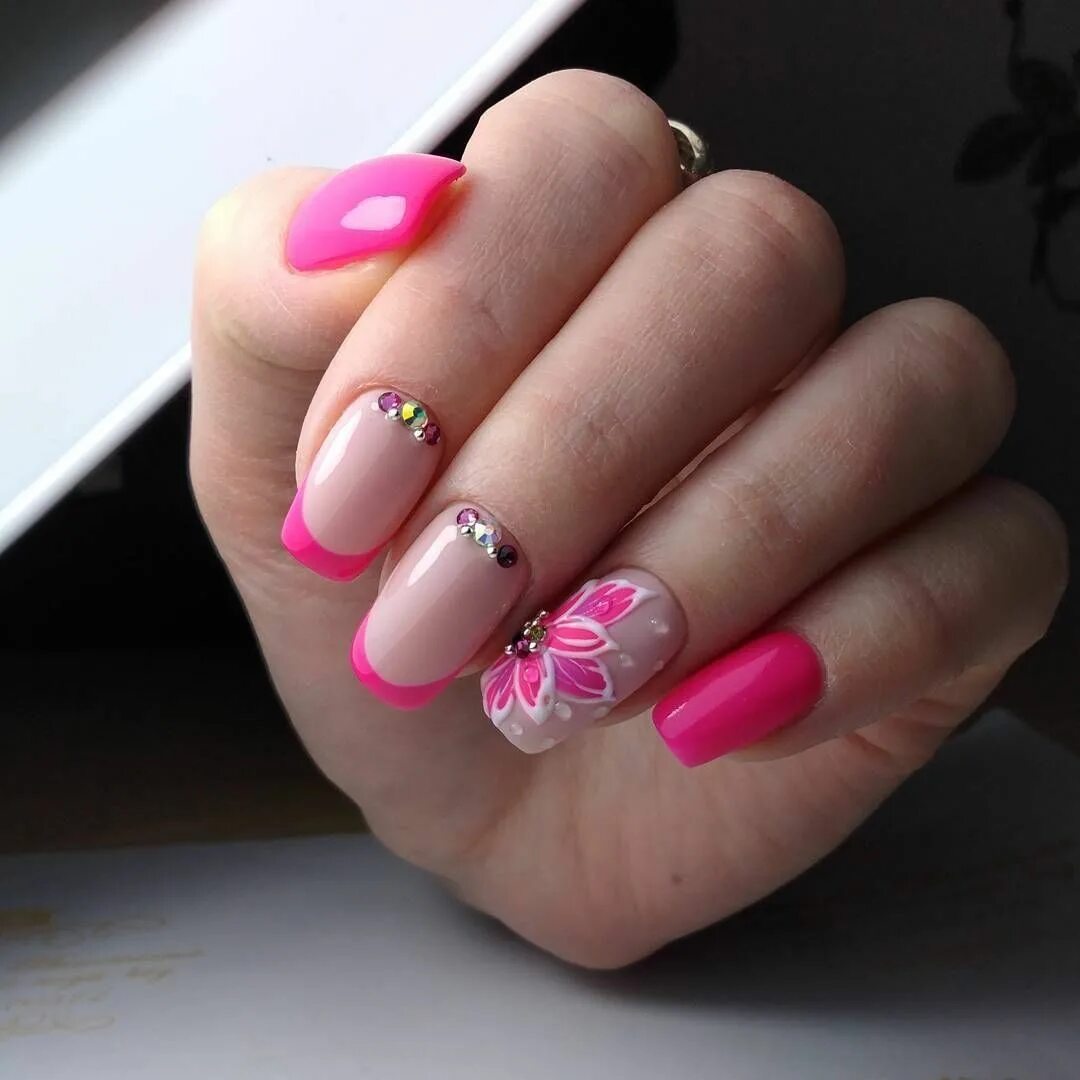 Pin by Sanne Tjepkema on Nagels in 2024 Hot pink nails, Diamond nail designs, Gl