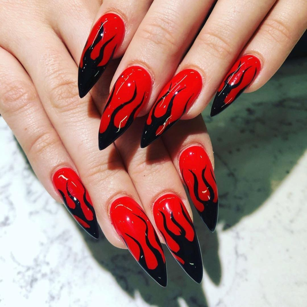 Покажи маникюр красный с черным We Heart It Gothic nails, Goth nails, Fire nails