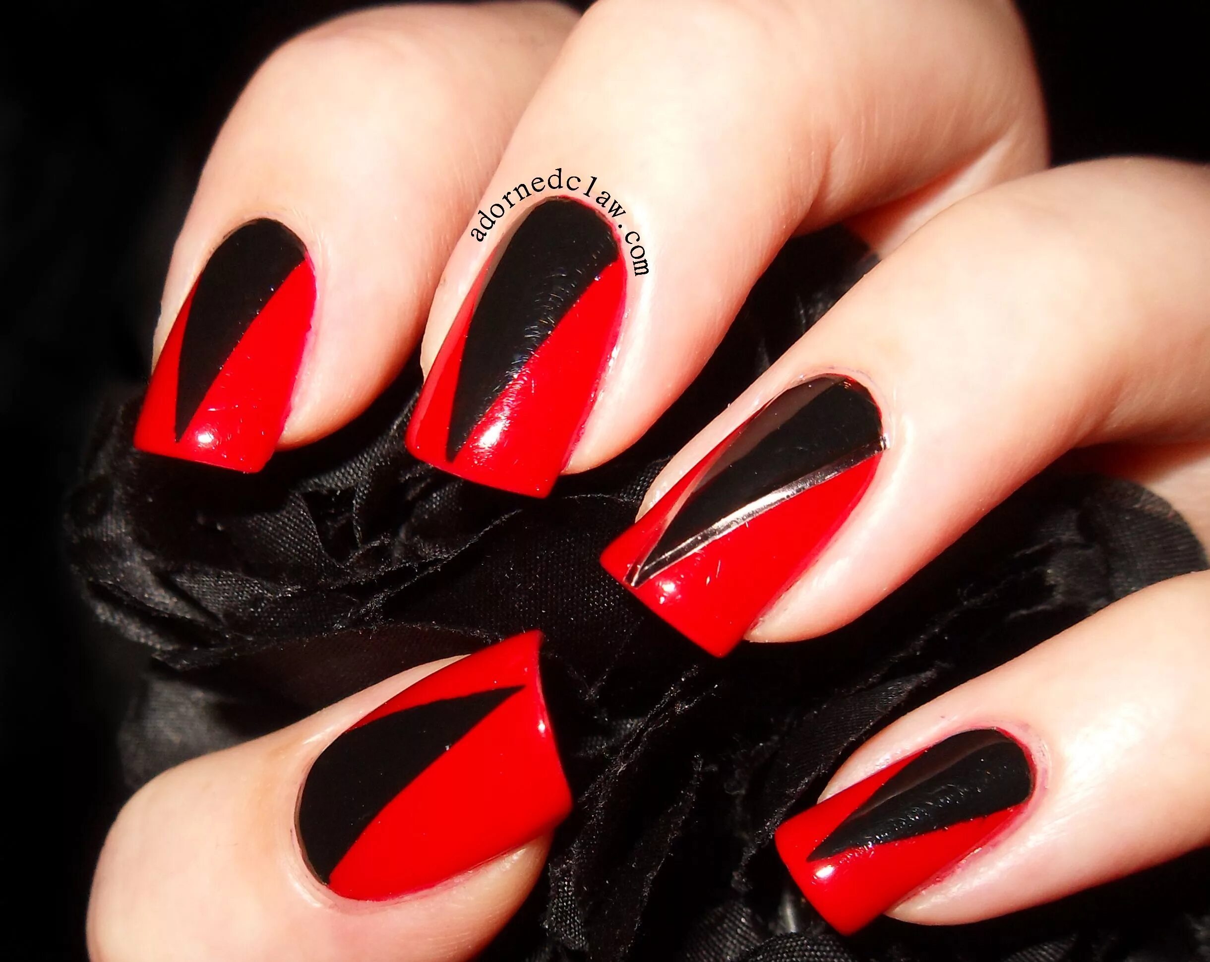 Покажи маникюр красный с черным Red and Black and Pointy! Black halloween nails, Red nail designs, Halloween nai