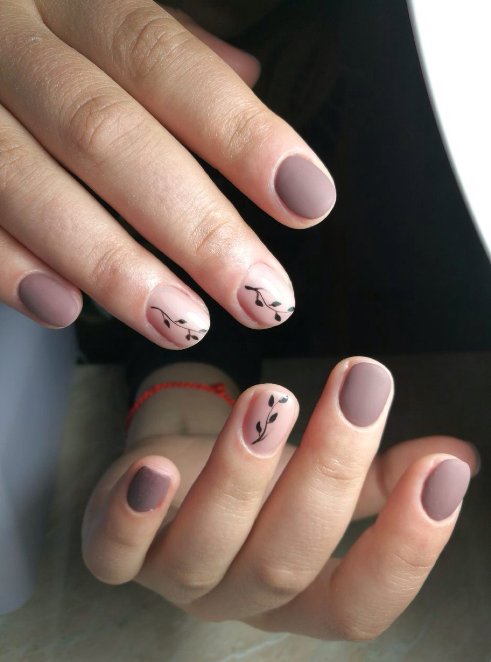 Покажи маникюр на короткие ногти Simple vine design on nude nails Floral nail art, Floral nails, Floral nail desi