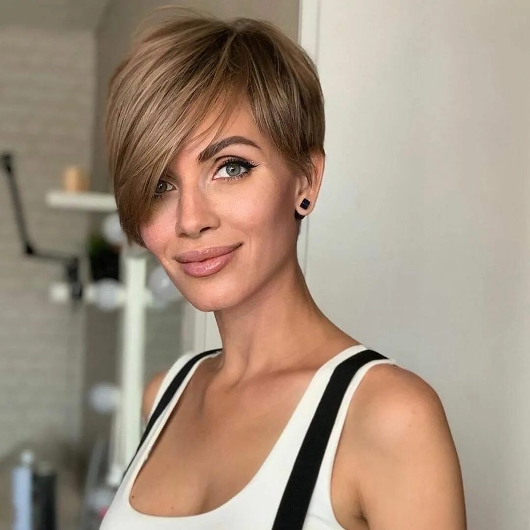 Покажи модные прически 2024 года Gorgeous Cut And Color From @cassano_christina On @gregal Stylish short hair, Sh