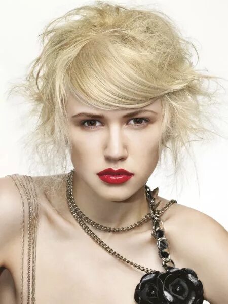 Покажи модные прически 2024 года Short and long hairstyles with dramatic points and bold statements