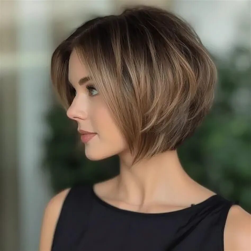 Покажи модные стрижки 2024 года 10 популярных идей на тему "short bob haircuts with layers fine hair bangs" для 