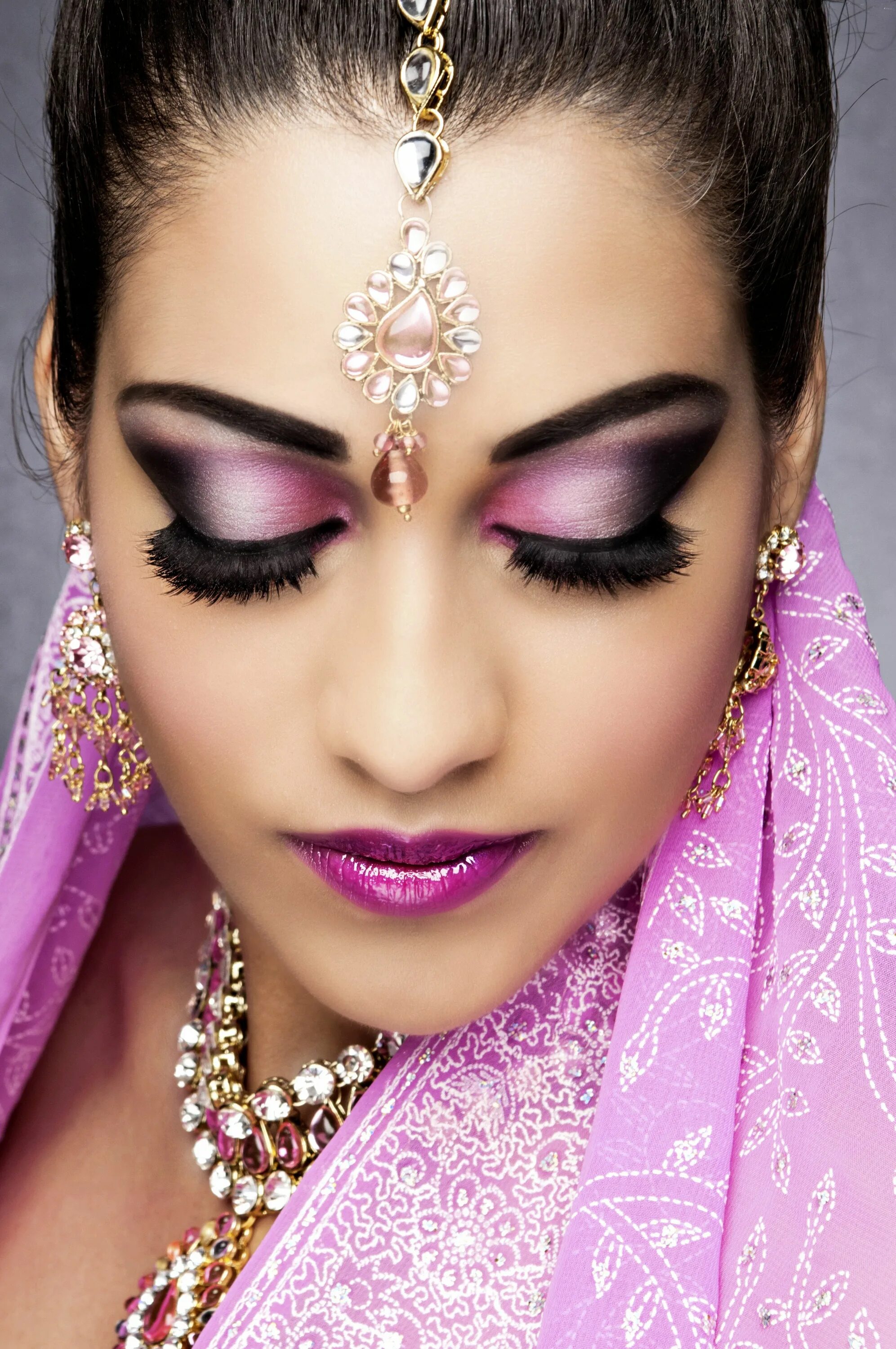 Покажи самый красивый макияж в мире Rochelle O'Brien Makeup Artist Indian bridal makeup, Purple lips, Makeup for bro