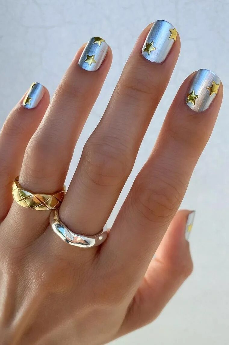 Покажи самый модный маникюр 5 nail art design trends for Christmas and New Year Vogue India