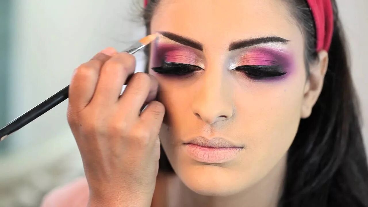 Покажи видео как сделать макияж Maitha Makeup Artist Al Ain - YouTube